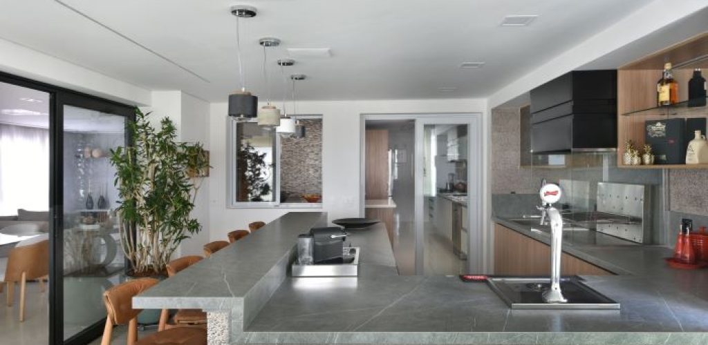 bancada de cozinha em lâmina ultracompacta com acabamento moderno